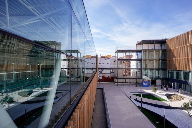 Además de las cinco dotaciones, el complejo alberga una plaza de 1.217 m2 que servirá de nexo entre las distintas instalaciones y dotará al barrio de un nuevo espacio abierto.