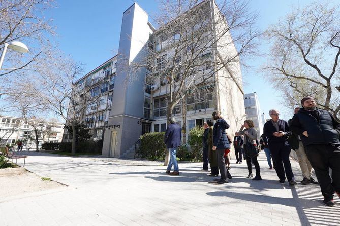 La ministra de Vivienda y Agenda Urbana, Isabel Rodríguez, se ha reunido con asociaciones vecinales, que le han trasladado la necesidad de que la administración autonómica agilice los pagos de las subvenciones para las obras.