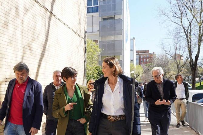 Durante la visita, la Ministra ha estado acompañada por la portavoz del Grupo Municipal Socialista en el Ayuntamiento de Madrid, Reyes Maroto, además de por miembros de por Jorge Nacarino, presidente de la Federación Regional de Asociaciones Vecinales de Madrid y miembros de las asociaciones vecinales del barrio.