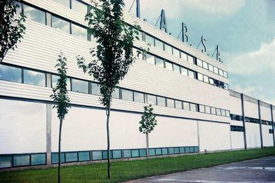 Proyectados a finales de los años cincuenta del siglo XX por el arquitecto gallego Alejandro de la Sota, fueron durante décadas una pieza clave para el mantenimiento de los motores de la aviación comercial española.