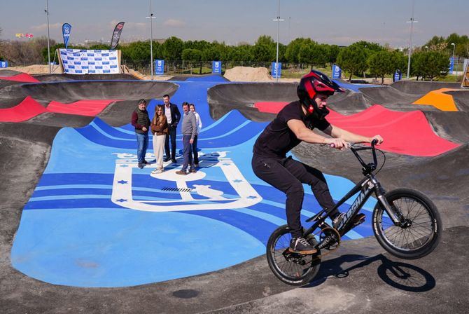 El 'bike park' de Barajas se ha convertido en una de las instalaciones más modernas de este tipo a nivel nacional tanto por su diseño como por la calidad de su ejecución.