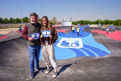 La concejala delegada de Deporte, Sonia Cea, y el concejal de Barajas, Juan Peña, han inaugurado este viernes la instalación deportiva, situada en la calle de Mistral del distrito,