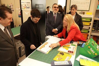 La norma ha sido desarrollada conjuntamente por la Dirección General de Consumo y la Dirección General de Derechos de las Personas con Discapacidad, y se ha puesto en común con entidades como ONCE y el Comité Español de Representantes de Personas con Discapacidad (CERMI), y otras organizaciones y asociaciones del ámbito de las personas con discapacidad.