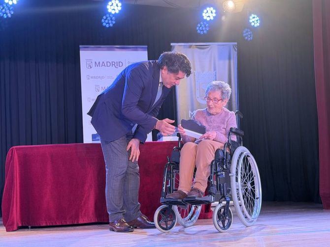 El concejal de Hortaleza, David Pérez, ha presididolos II Premios de Mayores organizados por la junta municipal en el centro cultural Carril del Conde para rendir homenaje a once vecinos centenarios del distrito.