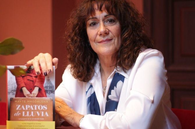 Mayte Magdalena debuta como escritora con “Zapatos de lluvia” (NdeNovela, 2025), una historia que nos traslada al Madrid de principios del siglo pasado a través de la mirada de una mujer de provincias en búsqueda de una vida mejor.