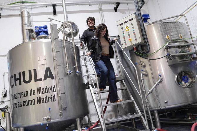 La presidenta de la Comunidad de Madrid, Isabel Diaz Ayuso, ha visitado la fabrica de Cervezas Chula, en Rivas-Vaciamadrid, una cerveza artesana madrilena que elabora ocho variedades con agua del Canal de Isabel II y proveedores nacionales.