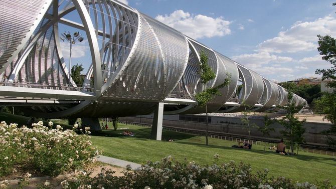 La Subdirección General de Parques y Viveros ha lanzado dos audioguías que recorren los hitos más destacados de los jardines del Buen Retiro y Madrid Río, en dos idiomas, español e inglés, y lenguaje de signos, accesibles a través de códigos QR y la web municipal.