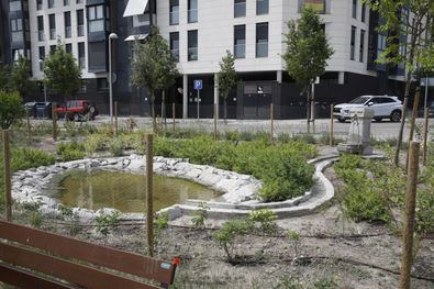 Se ha priorizado el uso de materiales reciclados y para ello se han reutilizado elementos para los bancos, los caminos japoneses o la fuente que alimenta la lámina de agua.