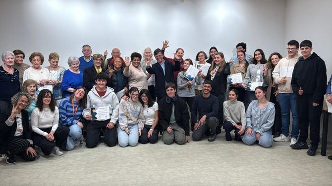 El concejal de Fuencarral-El Pardo, José Antonio Martínez Páramo, ha participado en la clausura de un curso sobre el manejo de teléfonos móviles y ordenadores que la Junta Municipal ha ofrecido a los usuarios del Centro de Mayores Mirasierra.