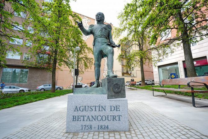 El monumento, de bronce sobre pedestal de granito, es iniciativa del Colegio de Ingenieros de Caminos, Canales y Puertos para conmemorar la figura de Agustín de Betancourt con motivo del bicentenario de su fallecimiento.