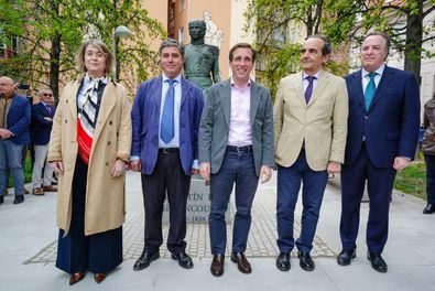 El alcalde de Madrid, José Luis Martínez-Almeida, acompañado por la delegada de Cultura, Turismo y Deporte, Marta Rivera de la Cruz, y el concejal de Chamberí Jaime González Taboada, ha inaugurado la escultura, junto al presidente del Colegio de Ingenieros de Caminos, Canales y Puertos, Miguel Ángel Carrillo y el autor de la obra, Fernando Flórez.