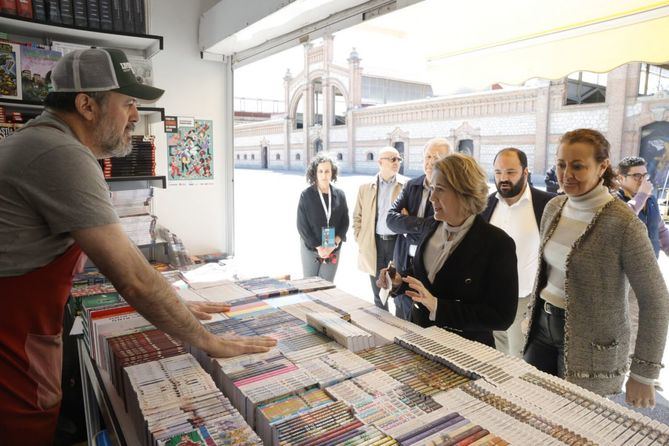 La delegada de Cultura, Turismo y Deporte, Marta Rivera de la Cruz, acompañada de la concejala de Arganzuela, Lola Navarro, ha visitado la feria este viernes.