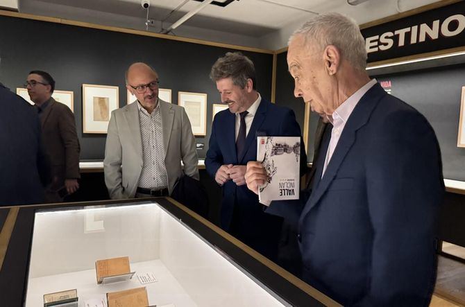 El consejero de Cultura, Turismo y Deporte, Mariano de Paco Serrano, ha sido el encargado de abrir esta muestra, en la que ha destacado que el autor 'encontró en Madrid no sólo un lugar de residencia, sino un escenario decisivo para su evolución creativa y para la construcción de un imaginario literario que forma parte del patrimonio cultural español'.