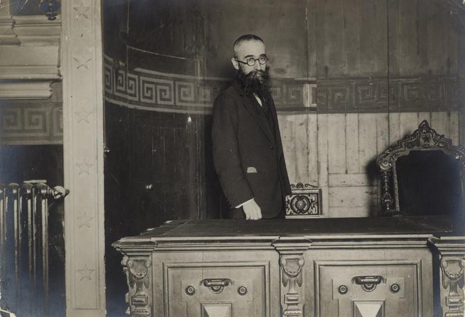 La Comunidad de Madrid ha inaugurado la exposición 'Valle-Inclán en Madrid', un recorrido por la huella que la capital dejó en la vida y obra del dramaturgo gallego, figura clave de la literatura española y máximo exponente del esperpento. En la imagen, el autor en el Ateneo de Madrid.