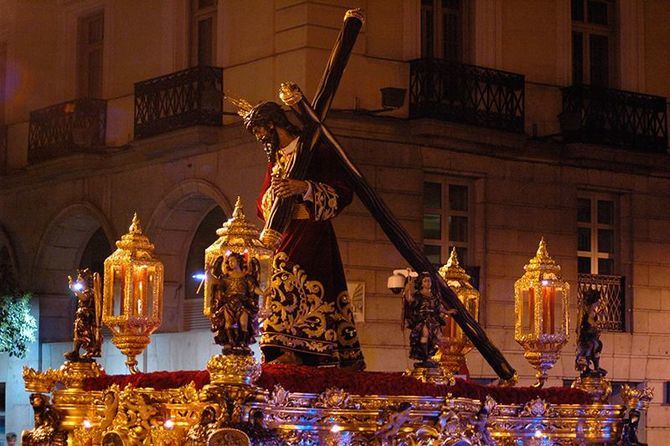 Las imágenes de Nuestro Padre Jesús del Gran Poder (obra de José R. Fernández-Andes, 1942) y María Santísima de la Esperanza Macarena (obra de Antonio Eslava Rubio, 1958) procesionarán a partir de las 18.30 horas desde la Colegiata de Nuestra Señora del Buen Consejo y San Isidro, en la calle de Toledo, 37.