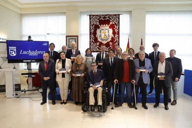 La primera edición de los Premios Luchadores de Hortaleza ha reconocido este viernes a 14 personas, entidades e instituciones por una labor centrada en la defensa de la inclusión y el fomento de la autonomía personal de las personas con discapacidad.