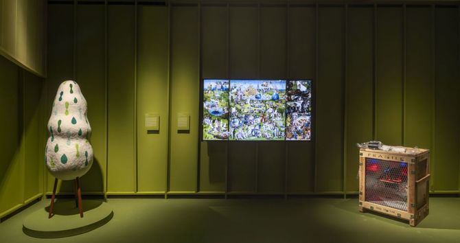 Esta muestra de pequeno formato propone un dialogo entre dos pinturas del siglo XVI, realizadas por un seguidor del Bosco, y la obra de varios artistas contemporaneos.