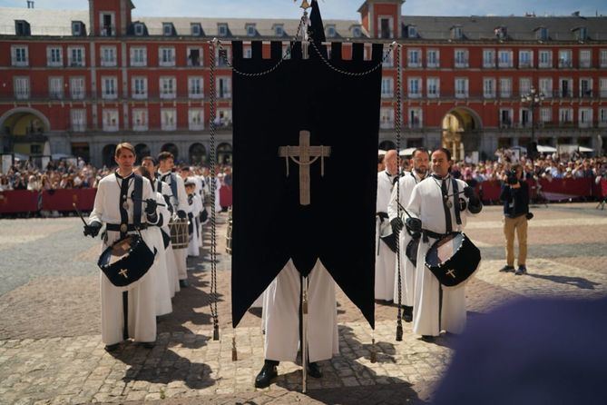 Tras el pasacalle y ya en la plaza Mayor, madrileños y visitantes han seguido el redoble de tambores, barriles, bombos y timbales de 85 repicantes y tamboreros.