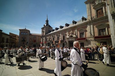 El encuentro ha comenzado con una misa en el Monasterio Jerónimo del Corpus Christi (Monasterio de las Carboneras), seguida por el desfile de la cofradía hacia la plaza Mayor con un recorrido que ha partido de la plaza del Conde de Miranda. El itinerario ha incluido las calles de Puñonrostro, San Justo, la plaza y la calle del Cordón, la plaza de la Villa y las calles Mayor y Ciudad Rodrigo.