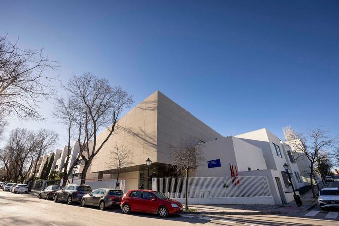 El centro de mayores Mirasierra está ubicado en la calle de Peña Vieja, en su confluencia con la de Marbella, en el distrito de Fuencarral-El Pardo.