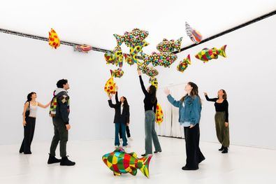 Diseñada bajo la premisa de 'art is in the air' (el arte está en el aire), la exposición rompe la barrera entre la obra y el público, situando la interacción y el descubrimiento en el centro de la experiencia.