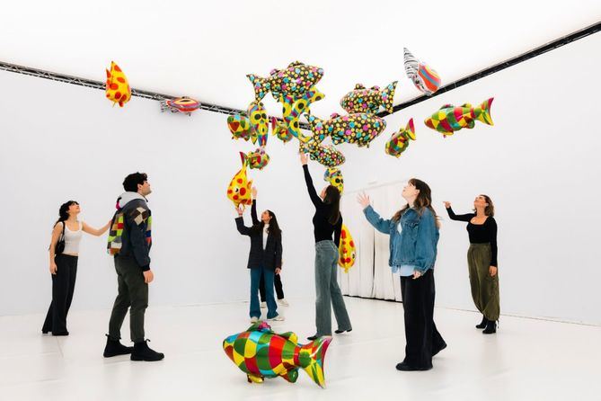 Diseñada bajo la premisa de 'art is in the air' (el arte está en el aire), la exposición rompe la barrera entre la obra y el público, situando la interacción y el descubrimiento en el centro de la experiencia.