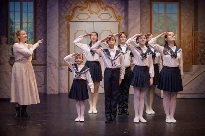 Uno de los títulos imprescindibles del género musical y un auténtico clásico del cine, 'Sonrisas y lágrimas', realizará una función en el auditorio Joaquín Rodrigo del Centro Cultural Eduardo Úrculo, con entrada gratuita, el día 8 de abril, a las 19.00 horas.