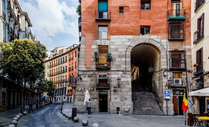 Así, los socios de los centros podrán conocer, con la ayuda de un guía, el 'Madrid de Luis Candelas' o el municipio toledano de Oropesa, además de otras actividades para celebrar la Feria de Abril y el Día del Libro.