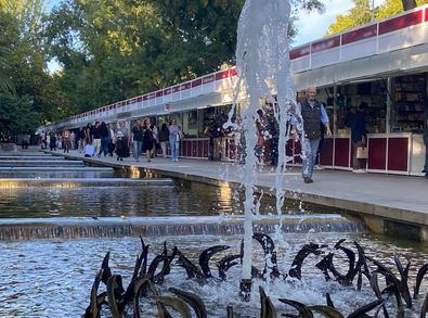 Cartel con versiones, en la Feria del Libro Antiguo
