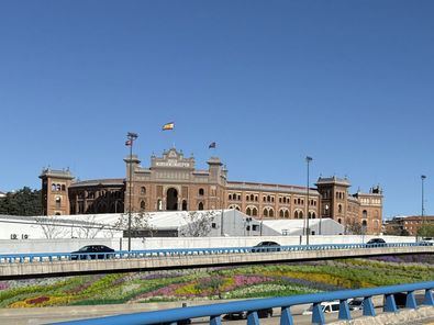 Está previsto cubrir con 34 especies mediterráneas las rampas de acceso, los estribos del puente y los espacios bajo los voladizos e incorporar riego automatizado con agua regenerada y monitorización ambiental en tiempo real.