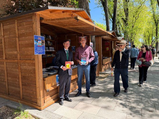 La I Feria del Libro de Fuencarral-El Pardo se celebra hasta el 27 de abril, con la instalación de seis casetas en la avenida de Monforte de Lemos, 38-40, además de una carpa de actividades con multitud de propuestas.