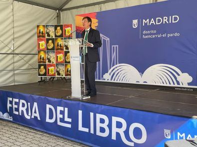 El concejal del distrito, José Antonio Martínez Páramo, ha inaugurado esta cita literaria en la carpa de actividades instalada en la avenida de Monforte de Lemos.