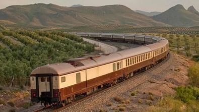 Con más de cuatro décadas de trayectoria, el tren Al Ándalus sigue desarrollándose sin perder su esencia de gran viaje ferroviario clásico por el sur y el centro de España.