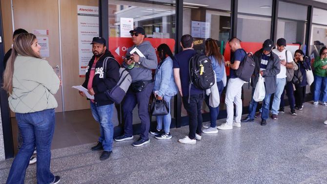 El PSOE ha reclamado esta semana que se reforzase la oficina del Consorcio Regional de Transportes de Madrid que emite el historial de la Tarjeta de Transporte Público Personal, un documento útil en el proceso de la regularización de migrantes.