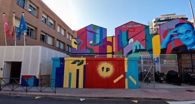 El IES Francisco Tomás y Valiente cumple su 40 aniversario en su sede del distrito de Hortaleza. Especializado en Formación Profesional, ofrece ciclos formativos en Administración y Electricidad, promoviendo la innovación y colaboración con empresas, para desarrollar el potencial del alumnado y difundir el valor de la FP.