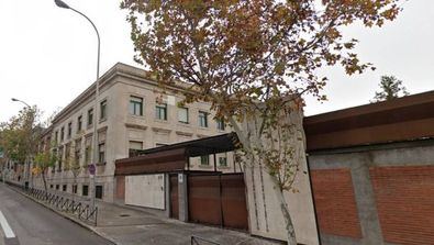 La operación urbanística consistirá en la demolición de varios edificios, salvo los de la citada escuela militar y sus talleres, que están protegidos urbanísticamente por el Consistorio madrileño.