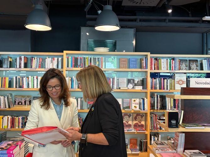 Hasta el 26 de abril, 12 establecimientos del distrito exponen y venden sus libros en la vía pública, acercando la lectura a vecinos y visitantes y contribuyendo a dinamizar la vida cultural y comercial.