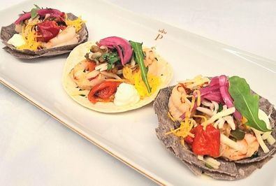 Plato de inspiración mexicana, del Restaurante Santo Tomás - Parador de Alcalá, en honor al Premio Cervantes Gonzalo Celorio para la Muestra Gastronómica Literaria de Alcalá de Henares.