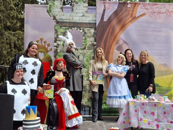 El parque del Calero de Ciudad Lineal ha conmemorado este sábado el Día del Libro homenajeando Alicia en el País de las Maravillas, la popular obra del autor inglés Lewis Carroll. La celebración ha contado con talleres gratuitos y juegos infantiles.