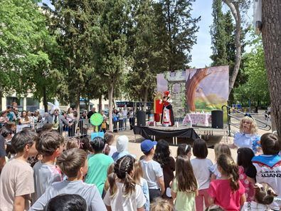 La concejala del distrito, Nadia Álvarez, ha acompañado a las familias que se han acercado a disfrutar de las actividades.
