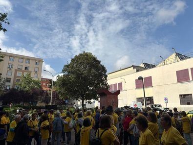 Más de un centenar de participantes han llenado de color amarillo las calles de Tetuán, en una marcha con salida de la plaza de la Condesa de Gavia y llegada a la plaza de la Remonta.