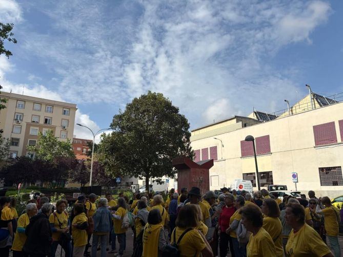Más de un centenar de participantes han llenado de color amarillo las calles de Tetuán, en una marcha con salida de la plaza de la Condesa de Gavia y llegada a la plaza de la Remonta.