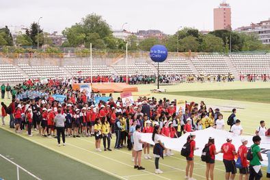 Más de 1.600 estudiantes de 5º y 6º de Primaria de más de 60 colegios de los 21 distritos de la ciudad participan en una serie de competiciones deportivas, poniendo en práctica los valores olímpicos, fomentando la actividad física y los hábitos saludables entre el alumnado.