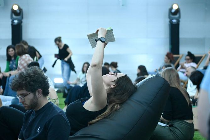 El auditorio de Casa del Lector se ha transformado en un lugar acogedor con césped, hamacas y mesas, en las que poder sentarse con amigos, o con desconocidos, a leer y compartir hábitos lectores.
