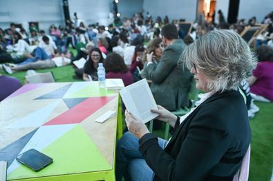 La delegada de Cultura, Turismo y Deporte, Marta Rivera de la Cruz, ha asistido a la fiesta de la lectura compartida 'Meet & Read', organizada por Matadero Madrid junto a Casa del Lector, por el Día del Libro.