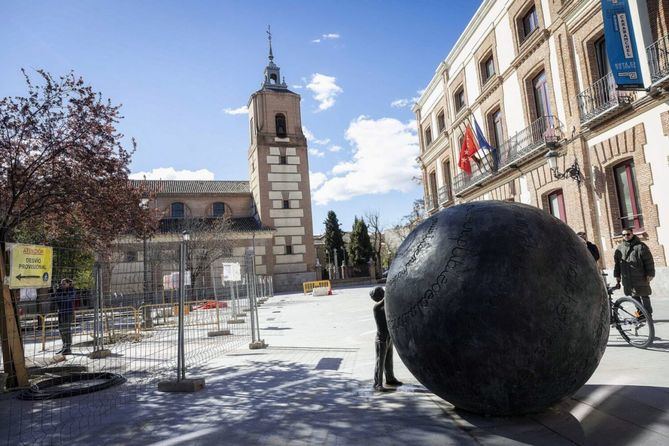 La delegada de Obras y Equipamientos, Paloma García Romero, acompañada por el concejal de Carabanchel, Carlos Izquierdo, ha visitado el casco histórico de Carabanchel Bajo, que está siendo objeto de trabajos de remodelación para mejorar la accesibilidad y la calidad ambiental.
