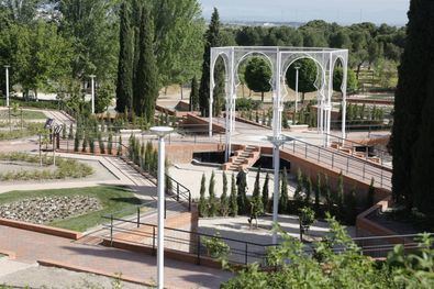 El jardín árabe representa un espacio de perfección y armonía donde confluyen el ser humano y la naturaleza, inspirado en el oasis de raíces persas y mesopotámicas.