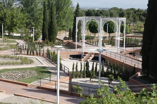 El jardín árabe representa un espacio de perfección y armonía donde confluyen el ser humano y la naturaleza, inspirado en el oasis de raíces persas y mesopotámicas.
