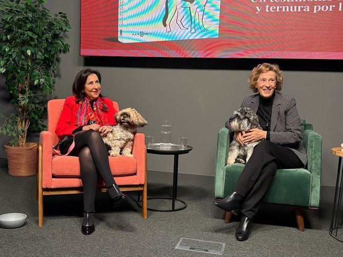 La ministra de Defensa, Margarita Robles y su perrita Lunita, durante la presentación del libro 'Cuando ellos se van', junto a la escritora Julia Navarro y su perrita Barbie, en el ámbito Cultural del Corte Inglés de Callao, a finales de 2025.