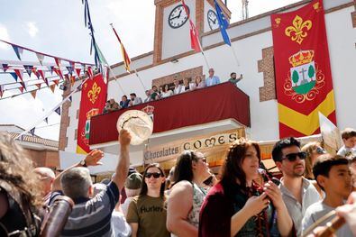 La presidenta madrileña ha elogiado la 'colaboración de todo el pueblo', que trabaja durante todo el año preparando este evento que se celebra entre el 30 de abril y el 3 de mayo.